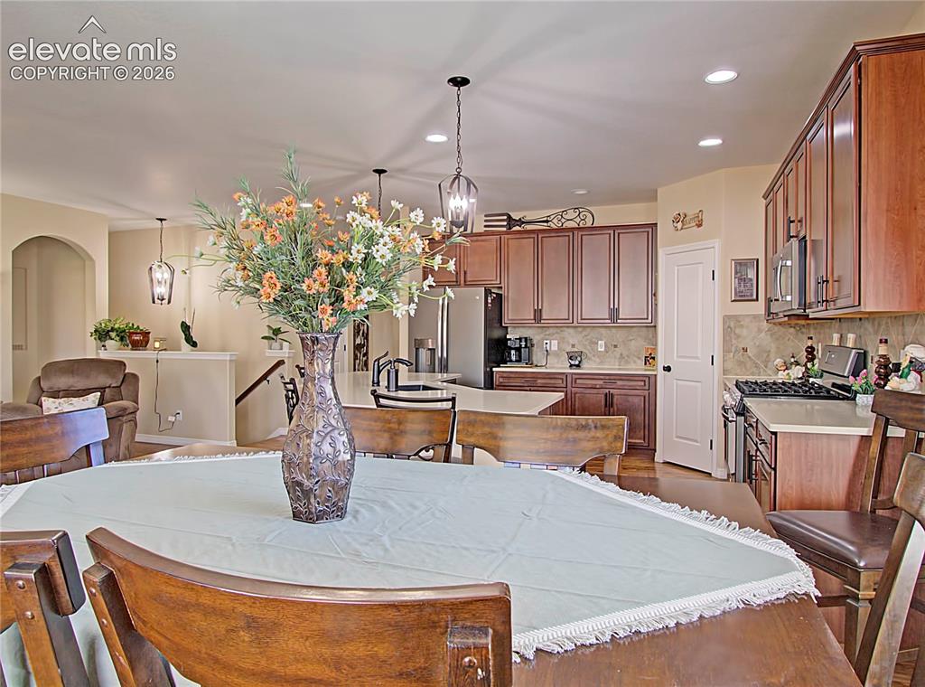 Image 10 of 32: Dining Area