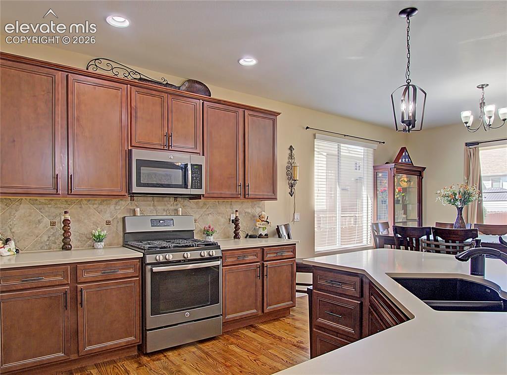Image 13 of 32: Kitchen