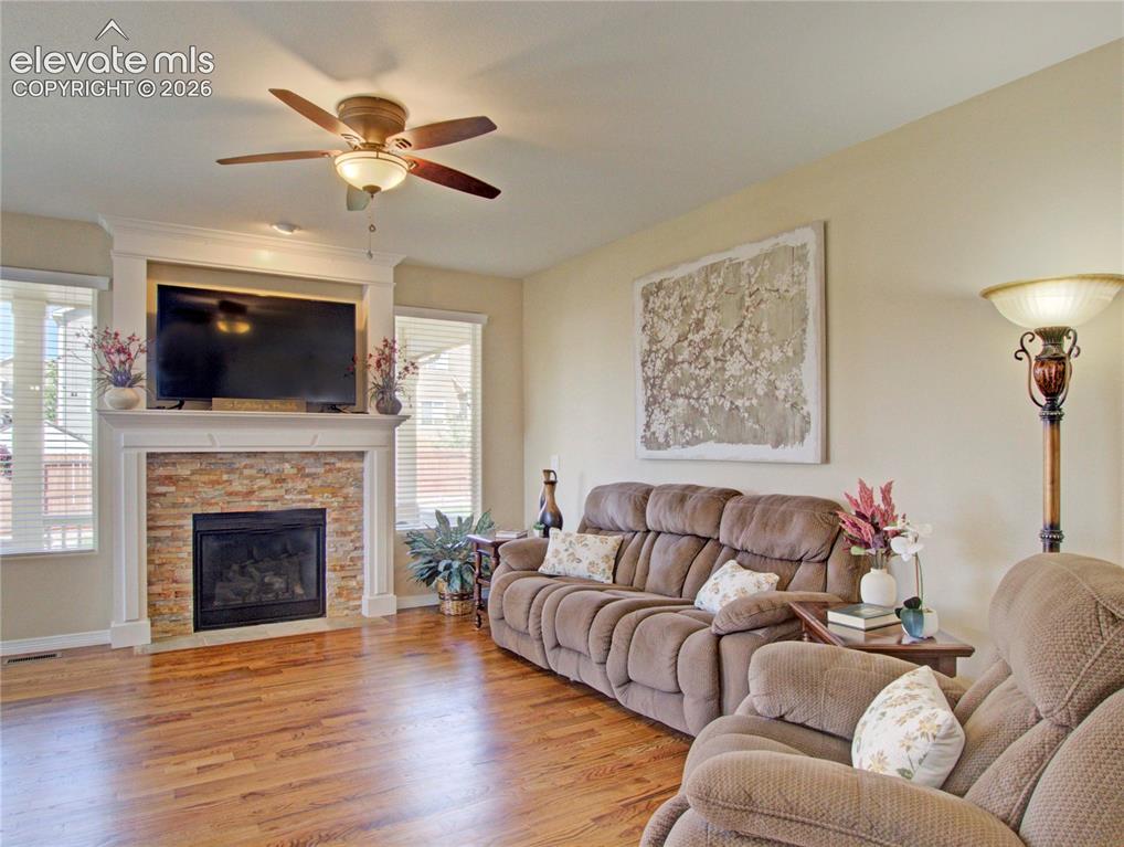 Image 14 of 32: Living Room