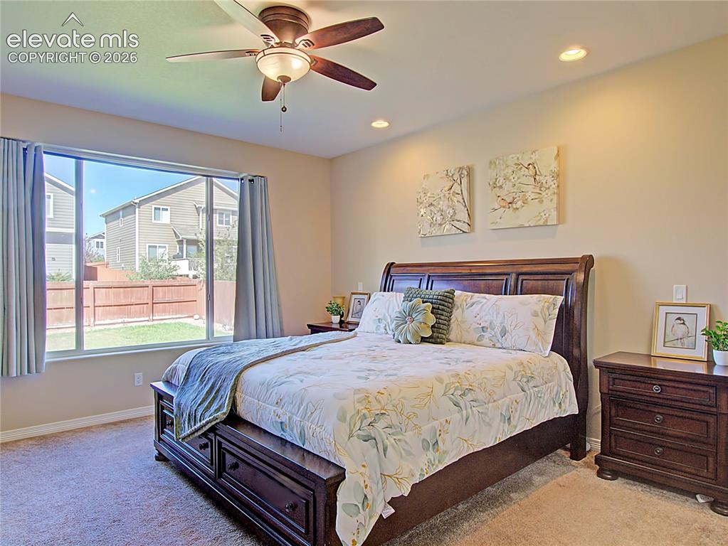 Image 18 of 32: Bedroom