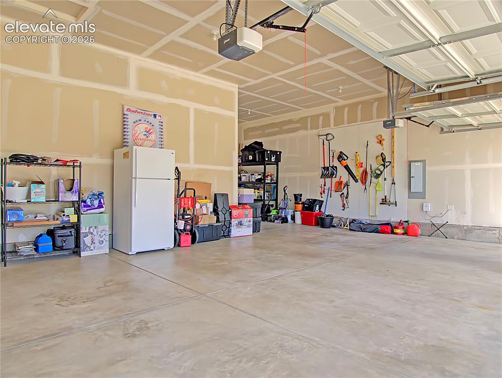 Image 31 of 32: Garage