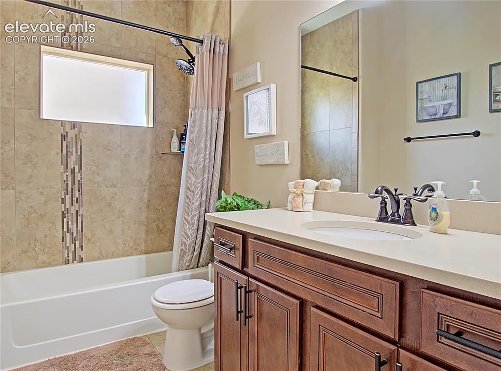 Image 5 of 32: Bathroom