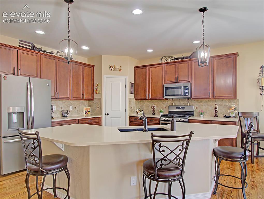 Image 7 of 32: Kitchen