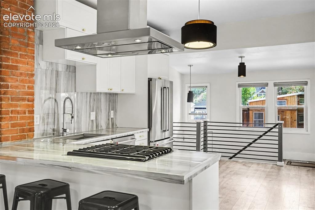 Image 10 of 24: Kitchen
