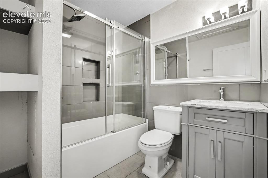 Image 16 of 24: Bathroom