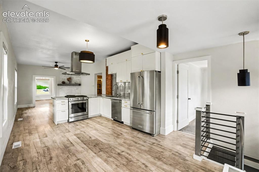 Image 8 of 24: Kitchen