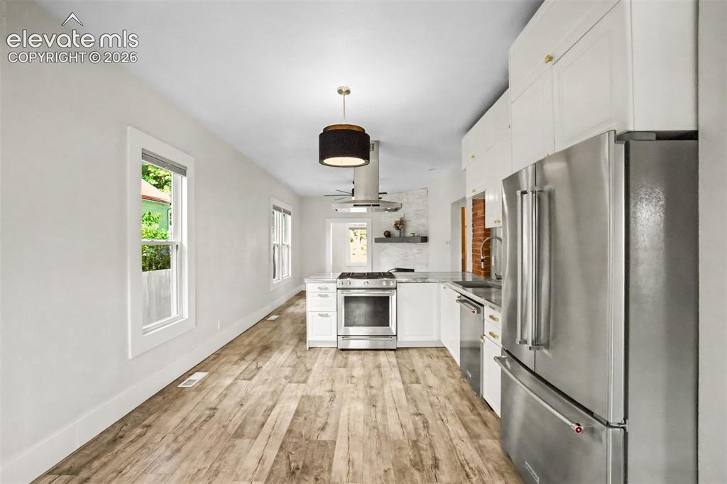 Image 9 of 24: Kitchen