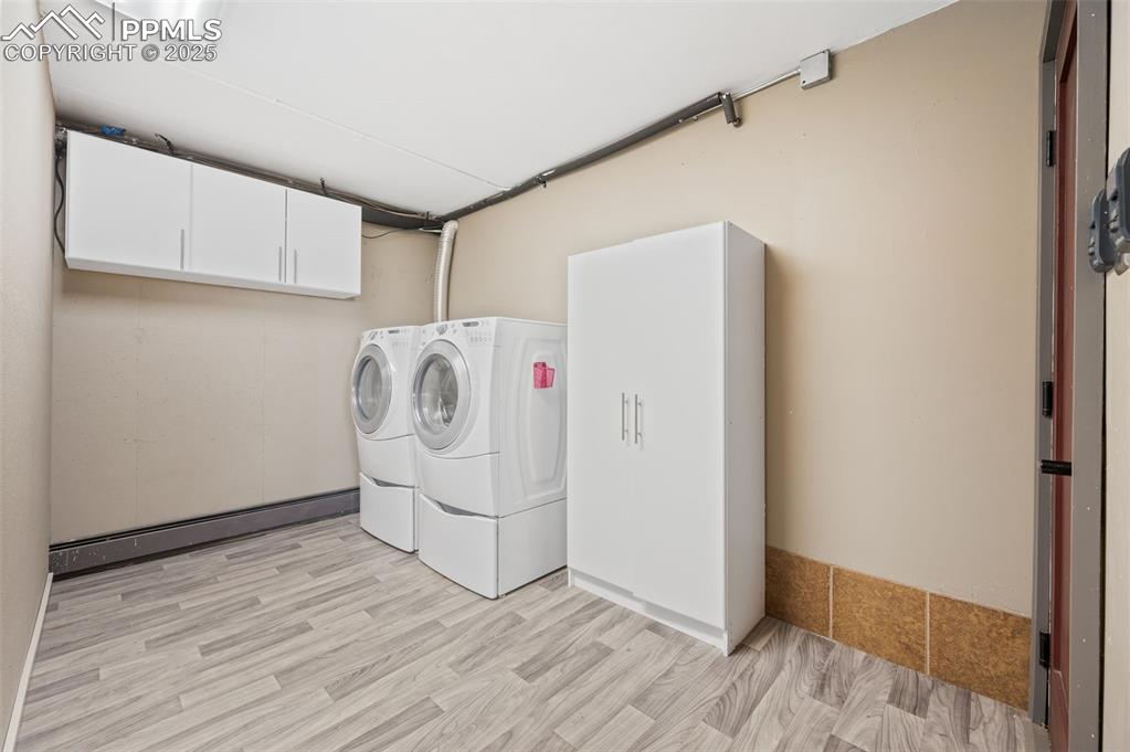 Image 14 of 50: Laundry