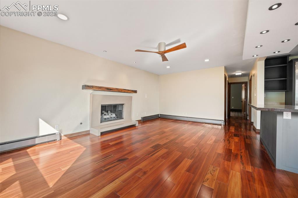 Image 17 of 50: Living Room