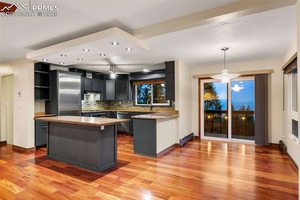 Image 18 of 50: Kitchen