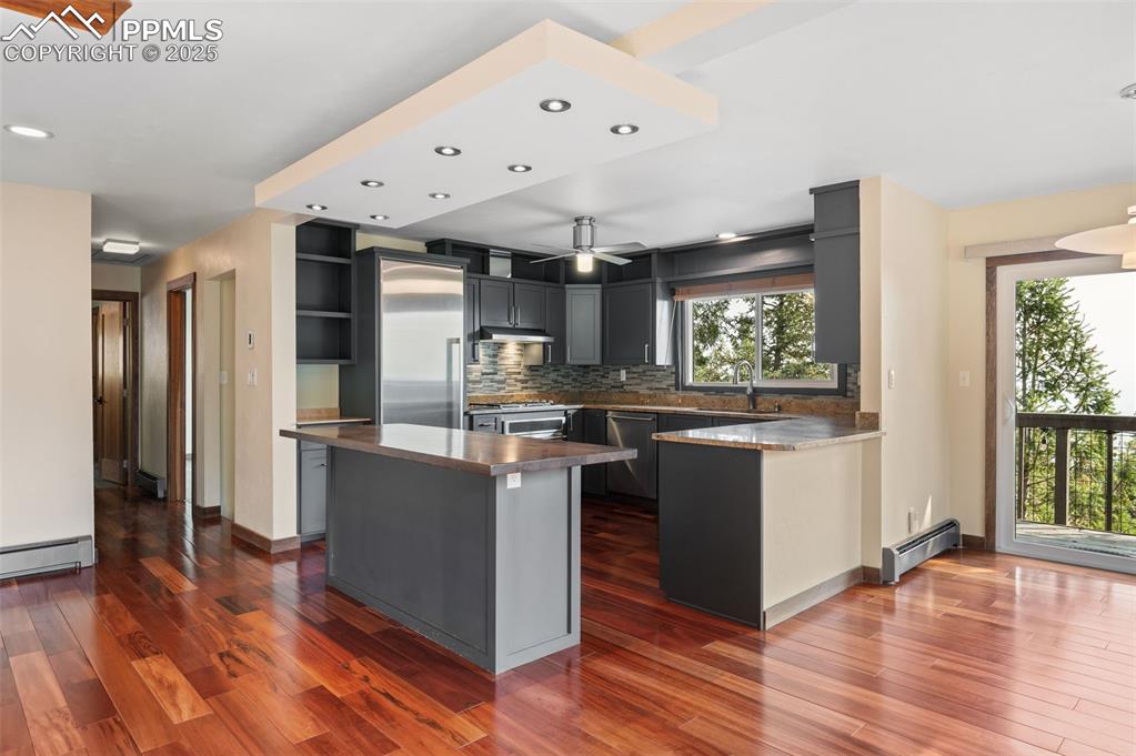 Image 19 of 50: Kitchen