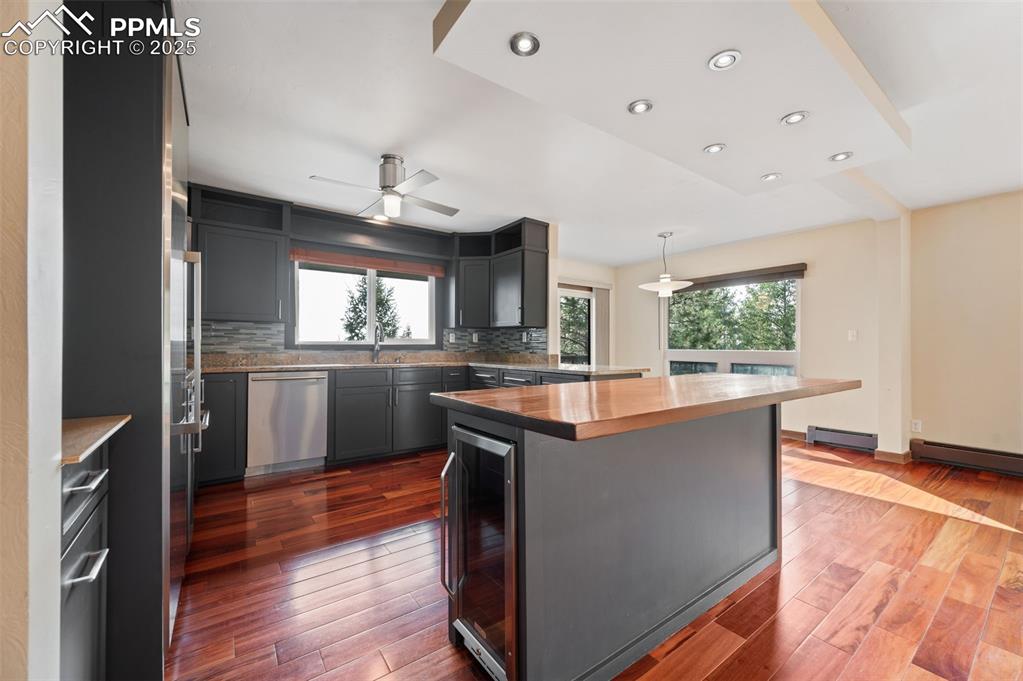 Image 20 of 50: Kitchen