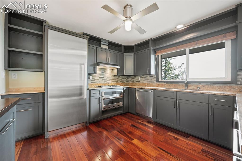 Image 21 of 50: Kitchen