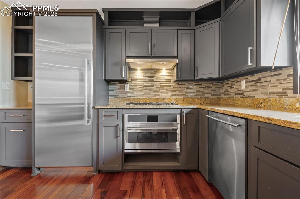 Image 22 of 50: Kitchen