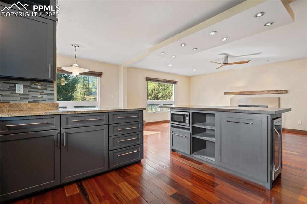 Image 23 of 50: Kitchen