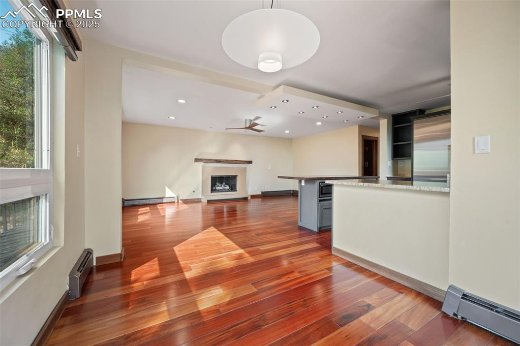 Image 25 of 50: Living Room