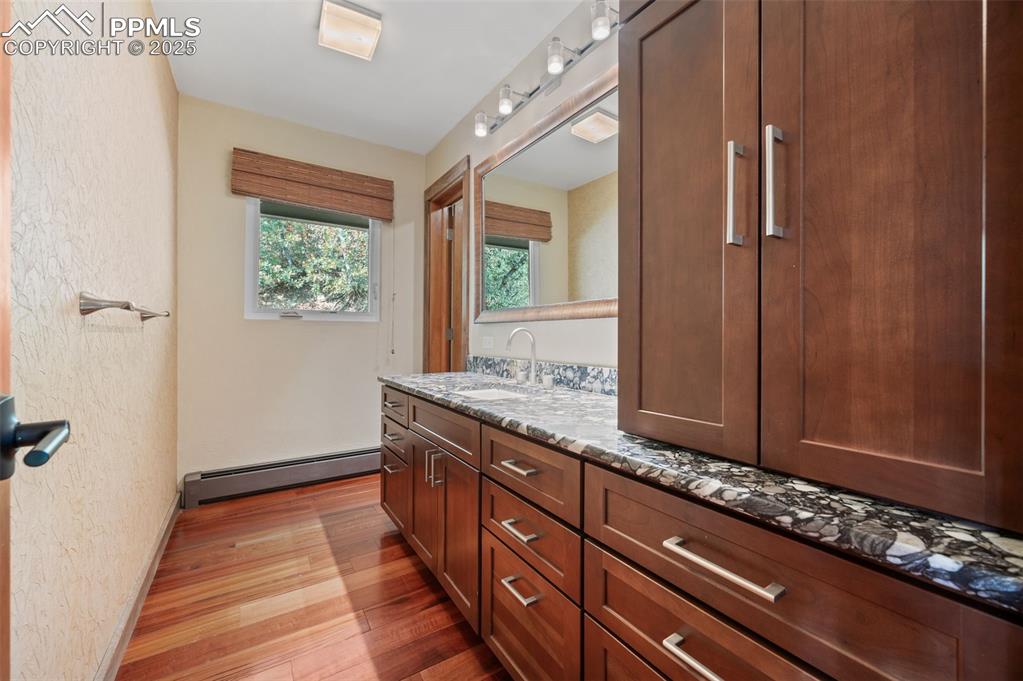 Image 26 of 50: Bathroom