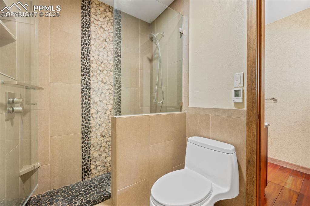 Image 28 of 50: Bathroom