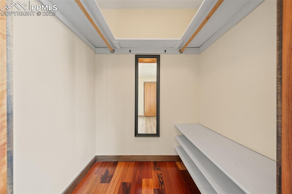 Image 31 of 50: Closet