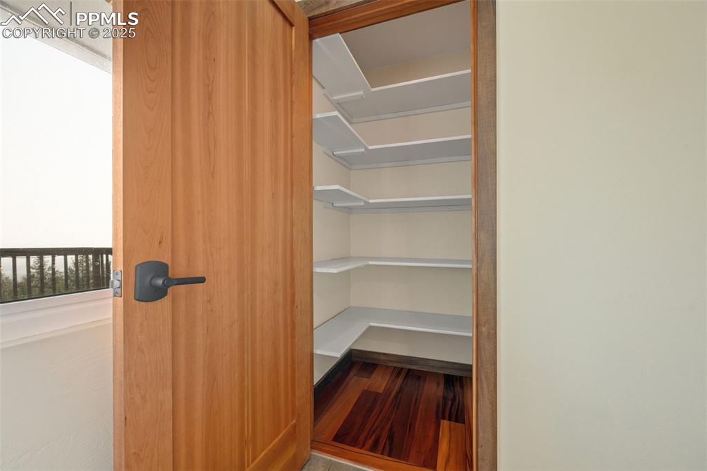 Image 32 of 50: Closet