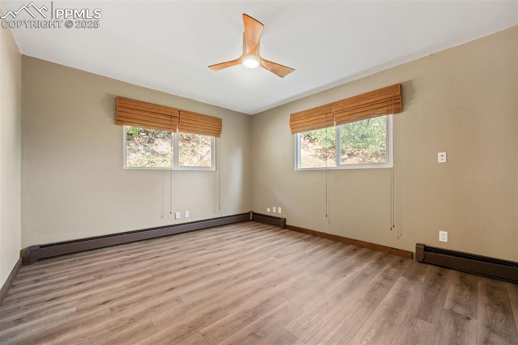 Image 33 of 50: Bedroom