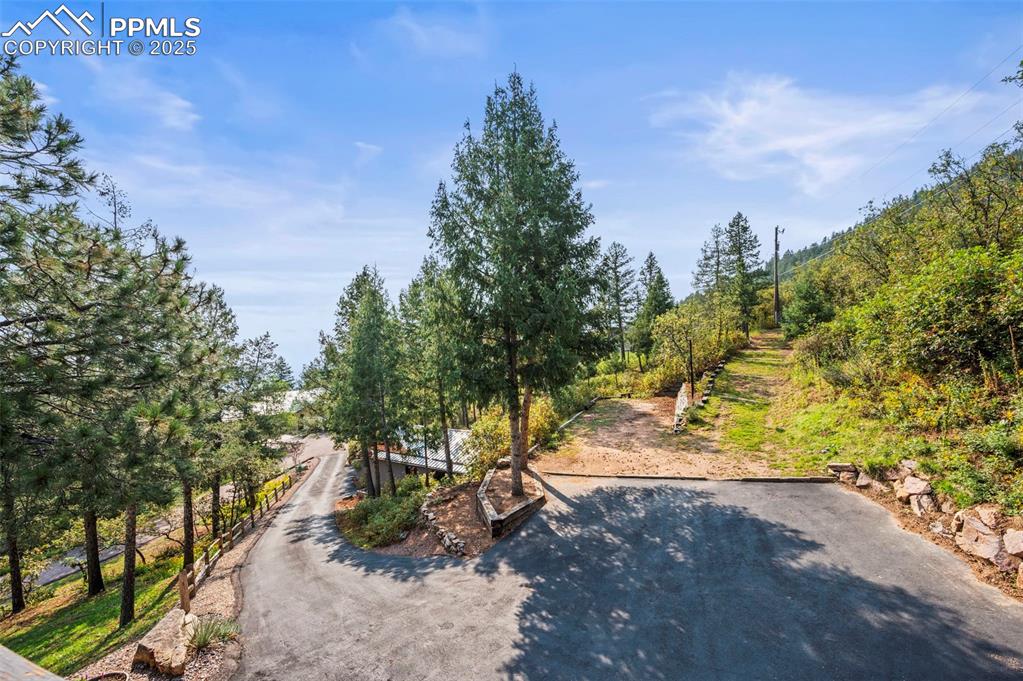 Image 36 of 50: Yard