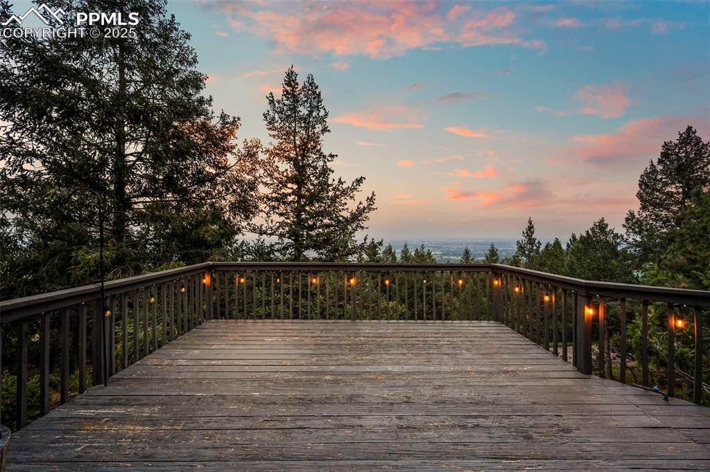 Image 38 of 50: Deck