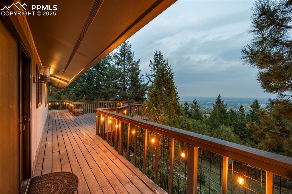 Image 39 of 50: Deck