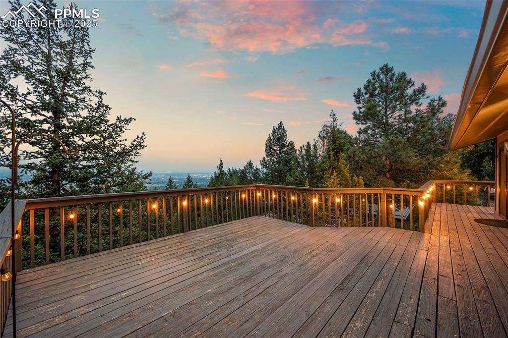 Image 40 of 50: Deck