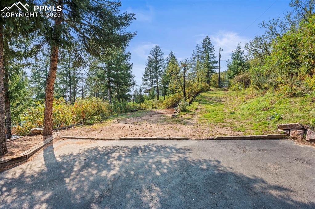 Image 44 of 50: Yard