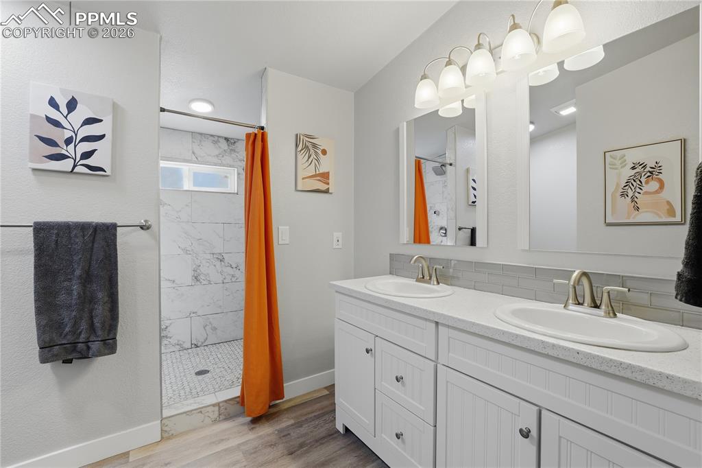 Image 18 of 34: Bathroom