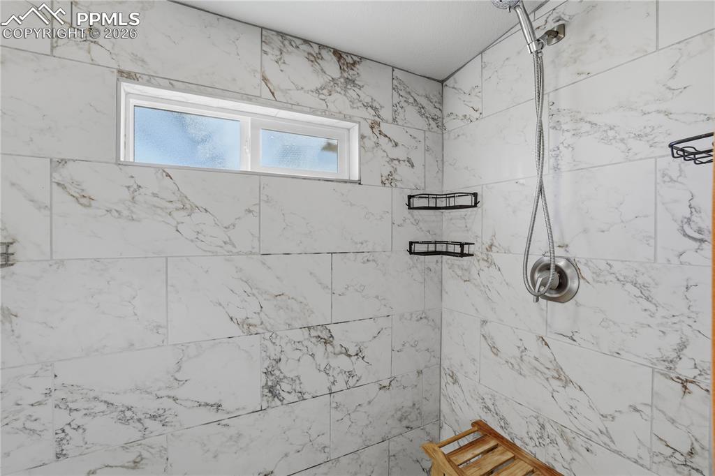 Image 19 of 34: Bathroom