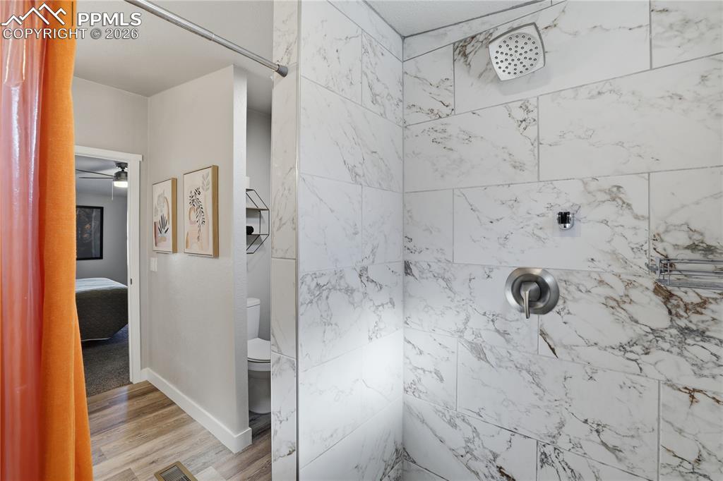 Image 20 of 34: Bathroom