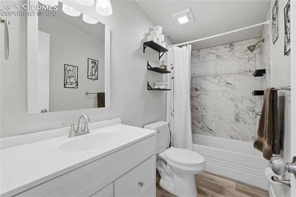 Image 24 of 34: Bathroom