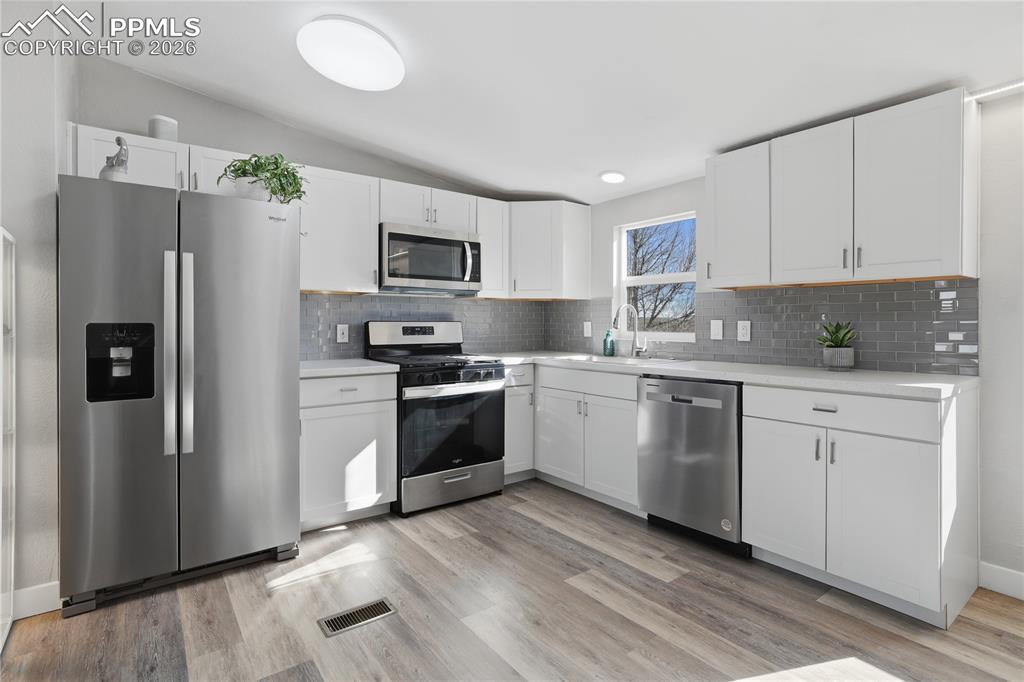 Image 4 of 34: Kitchen