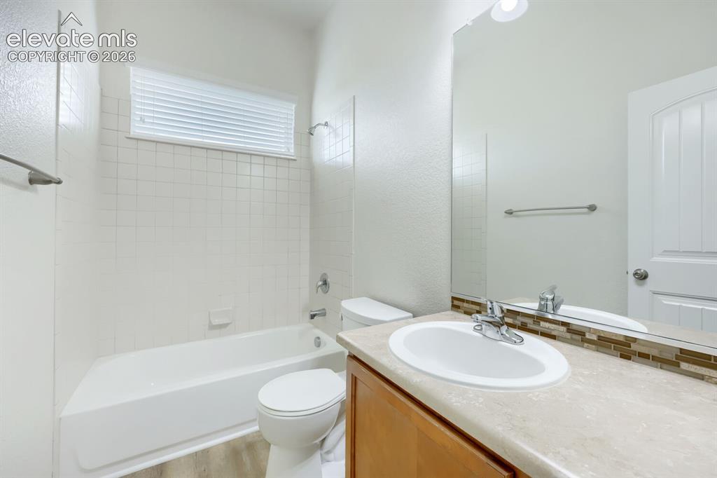 Image 36 of 44: Bathroom