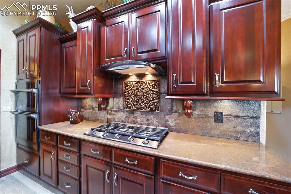 Image 15 of 49: Kitchen