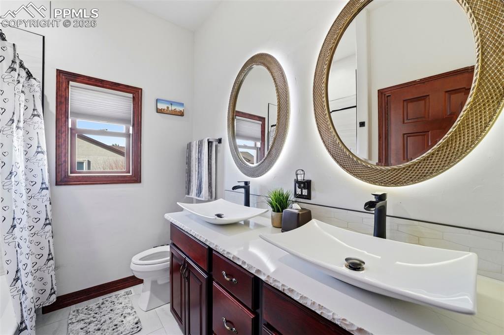 Image 18 of 49: Bathroom