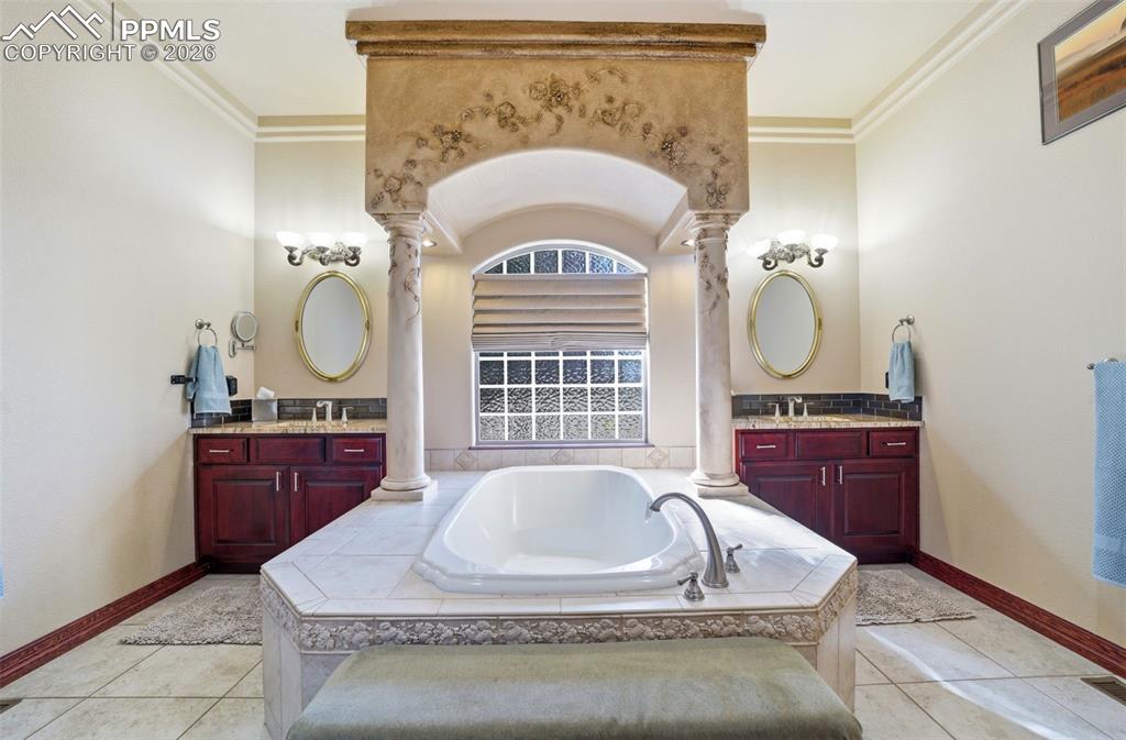 Image 23 of 49: Bathroom