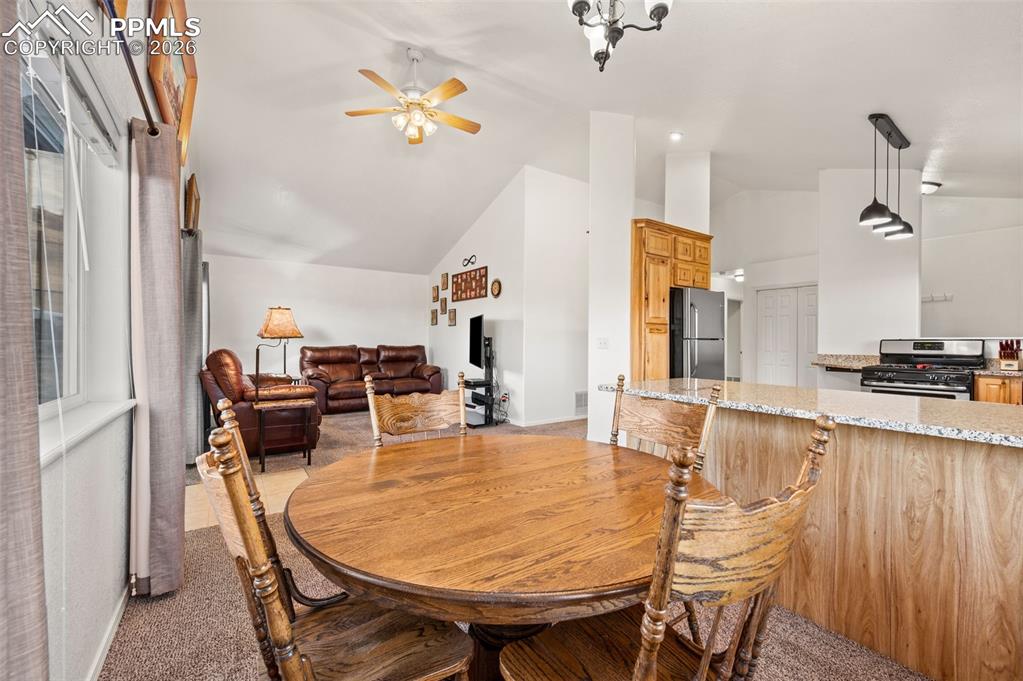 Image 10 of 32: Dining Area