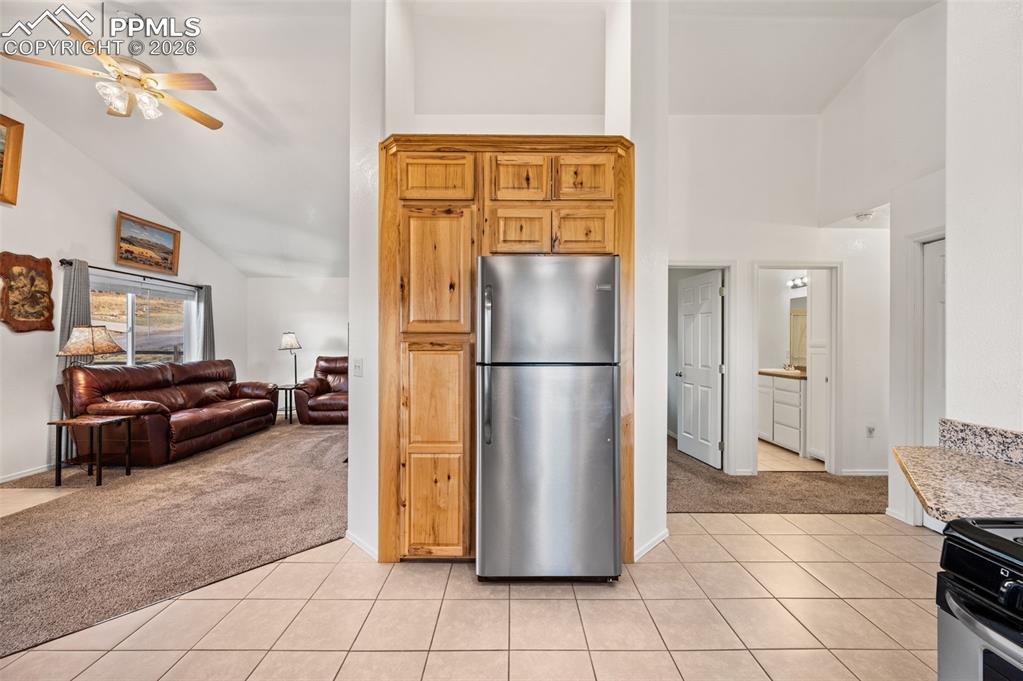 Image 11 of 32: Kitchen