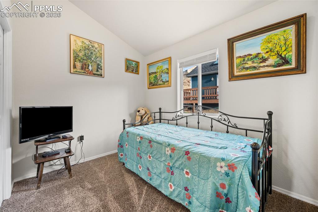 Image 15 of 32: Bedroom