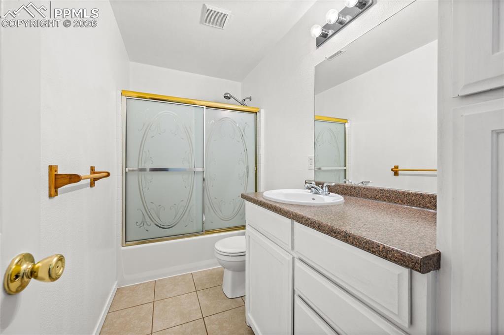 Image 17 of 32: Bathroom