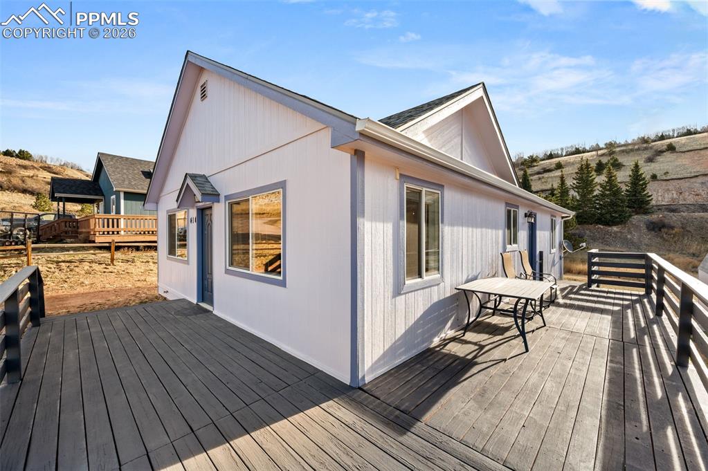 Image 21 of 32: Deck