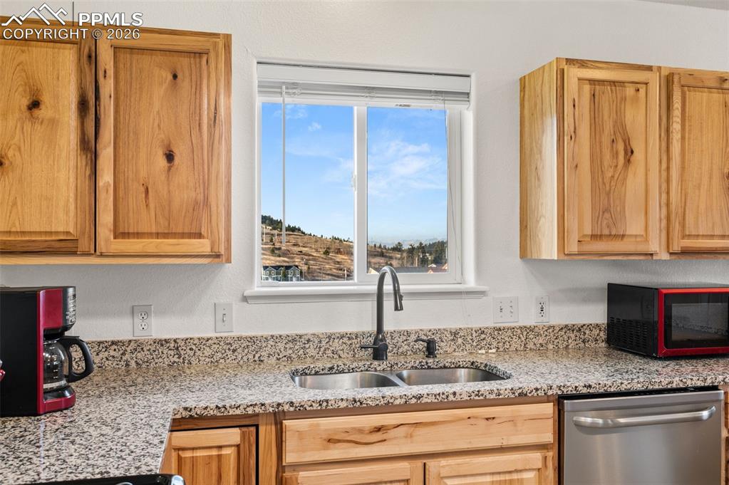 Image 7 of 32: Kitchen