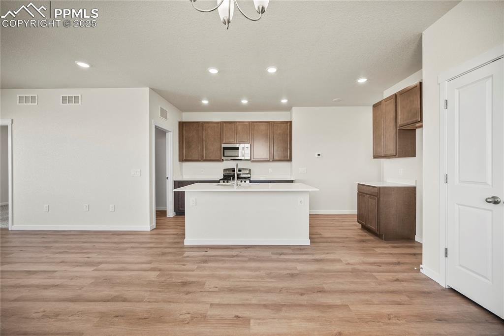 Image 10 of 32: Kitchen