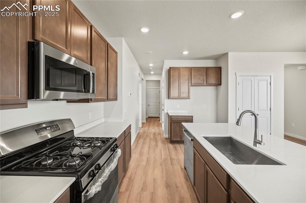 Image 14 of 32: Kitchen