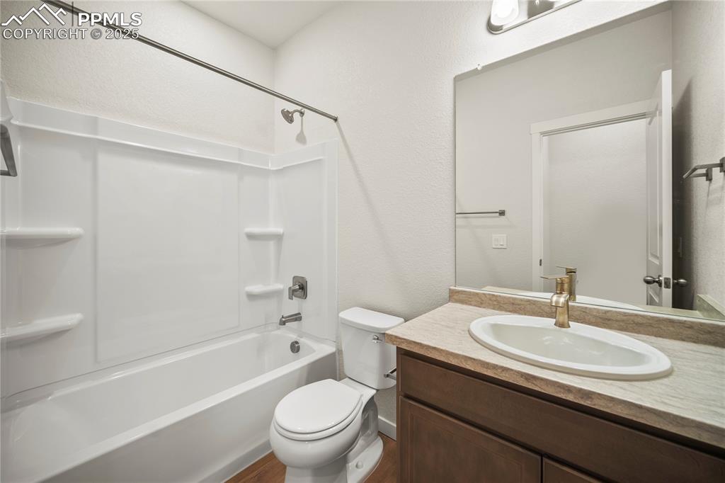 Image 19 of 32: Bathroom