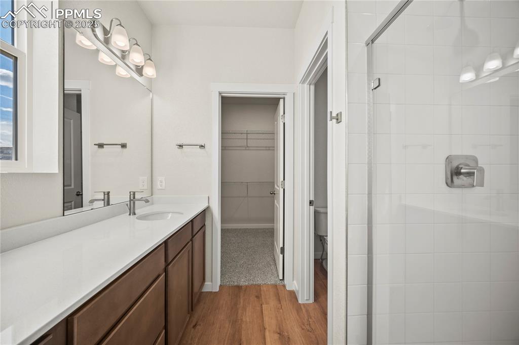 Image 23 of 32: Bathroom