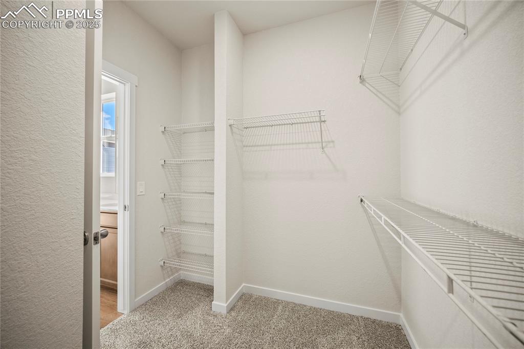 Image 24 of 32: Closet